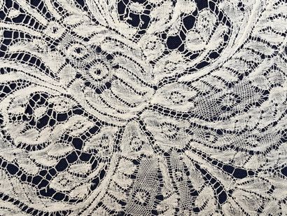 Très rare grand mouchoir en dentelle de Valenciennes,...