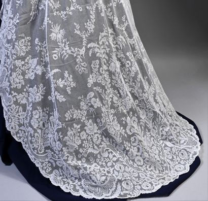 Voile de mariée en fine dentelle de Calais,...