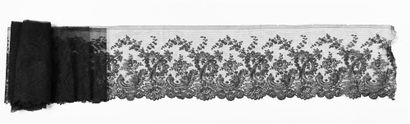 Long volant en dentelle de Chantilly, fuseaux,...