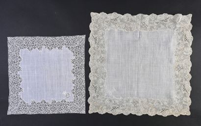 Deux mouchoirs en dentelle de Binche et couronnes...