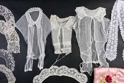 Accessoires du costume féminin en dentelle,...