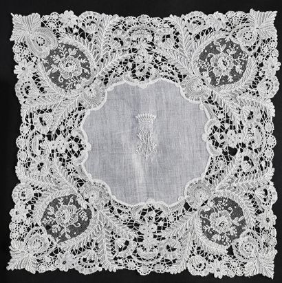 Mouchoirs brodés et en dentelle, début du...