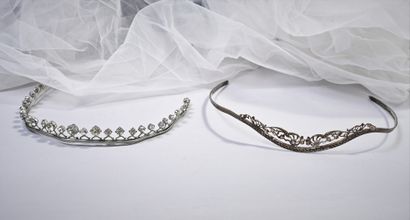 Un voile de mariée et deux diadèmes, milieu...