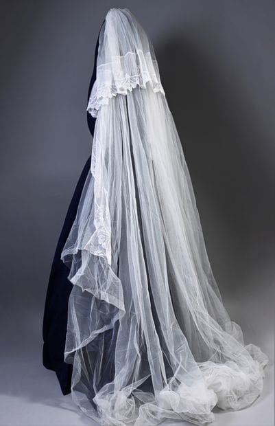 Un voile de mariée et deux diadèmes, milieu...