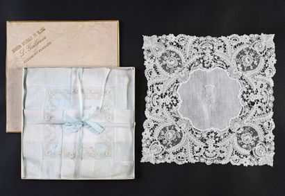 Mouchoirs brodés et en dentelle, début du...