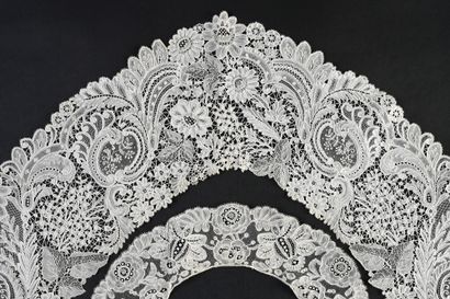 Superbe col-châle en Duchesse de Bruxelles,...