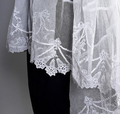 Un voile de mariée et deux diadèmes, milieu...