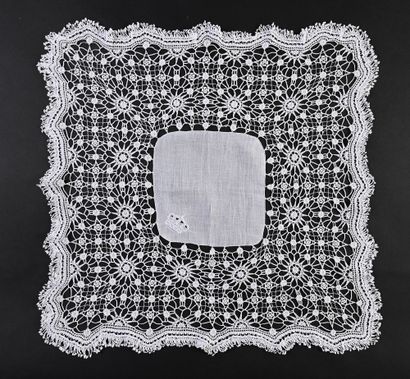 Grand mouchoir à encadrement au crochet,...