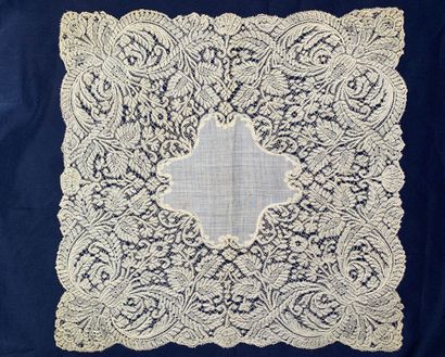 Très rare grand mouchoir en dentelle de Valenciennes,...