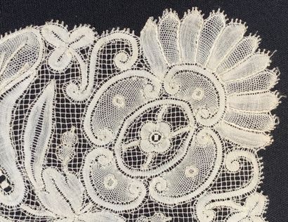Rare mouchoir en Valenciennes de Gand, fuseaux,...
