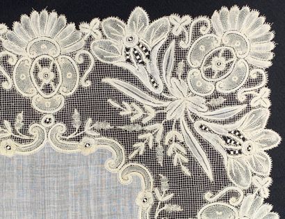 Rare mouchoir en Valenciennes de Gand, fuseaux,...