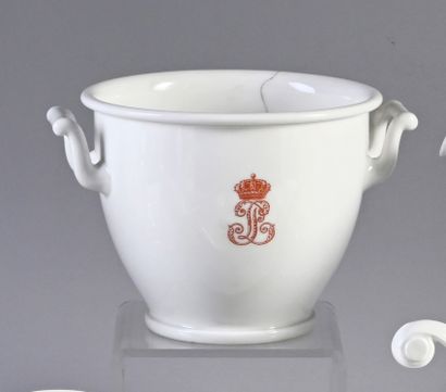 SERVICE DES OFFICES POUR LE CHÂTEAU DE SAINT-CLOUD.
Manufacture...