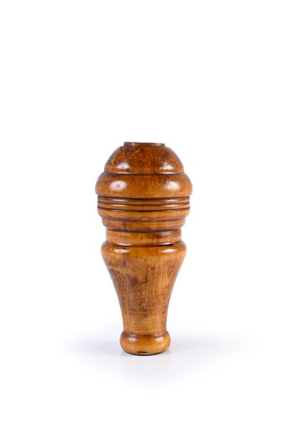 GRAND POMMEAU DE CANNE SÉDITIEUX.
En bois...