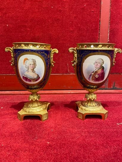 PAIRE DE VASES DE PRESENTATION EN PORCELAINE,...