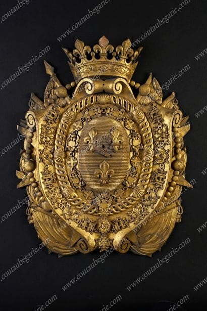 BLASON DU PRINCE DE CONDÉ. En bois sculpté...