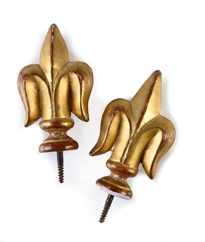 PAIRE DE FLEURS DE LYS.
En bois sculpté et...