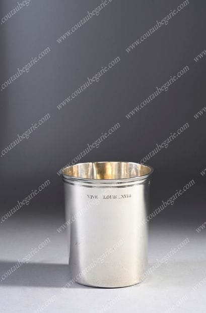 GRANDE TIMBALE EN ARGENT.
De forme droite,...