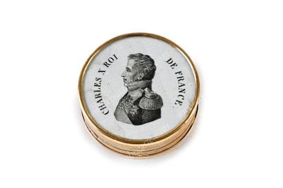 PETITE BOÎTE COMMÉMORATIVE En carton gaufré...