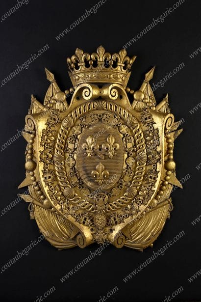 BLASON DU PRINCE DE CONDÉ. En bois sculpté...