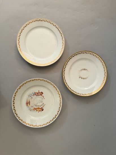 SERVICE DES PRINCES.
Ensemble de trois assiettes...
