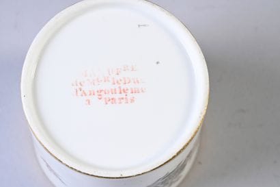POT À POMMADE.
Manufacture du Duc d'Angoulême,...