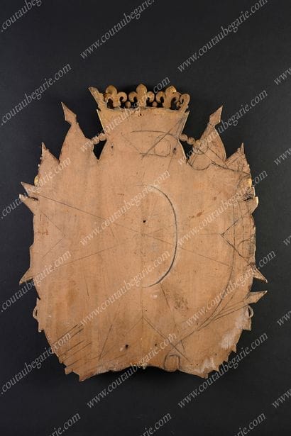 BLASON DU PRINCE DE CONDÉ. En bois sculpté...