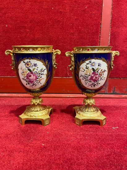 PAIRE DE VASES DE PRESENTATION EN PORCELAINE,...