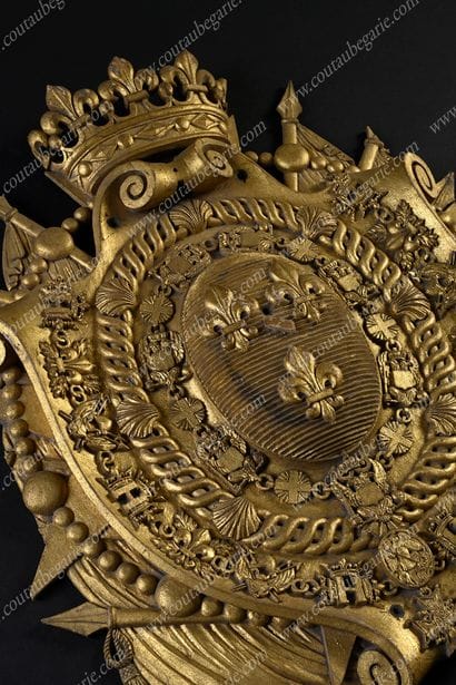 BLASON DU PRINCE DE CONDÉ. En bois sculpté...