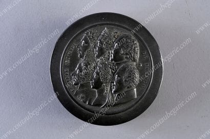 FAMILLE ROYALE DE FRANCE. Tabatière de forme...