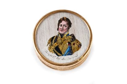 PETITE BOÎTE COMMÉMORATIVE.
En carton gaufré...