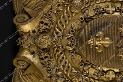 BLASON DU PRINCE DE CONDÉ. En bois sculpté...