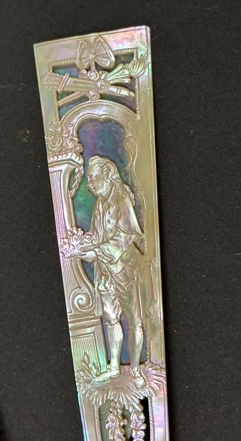 Mother-of-pearl mount, France, circa 1880
Beautiful...