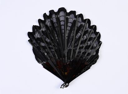 Silver shell, France, circa 1900 
Balloon-shaped...