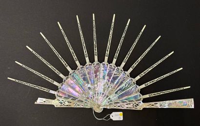 Mother-of-pearl mount, France, circa 1880
Beautiful...