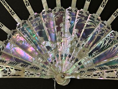 Mother-of-pearl mount, France, circa 1880
Beautiful...