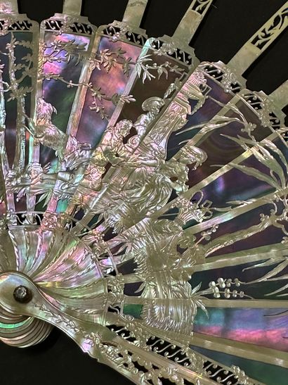 Mother-of-pearl mount, France, circa 1880
Beautiful...