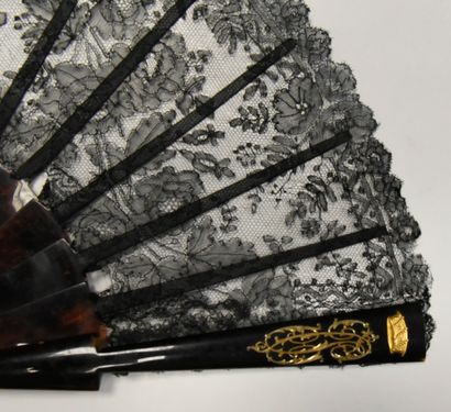 Lace roses, France, circa 1880-1890
Folded...