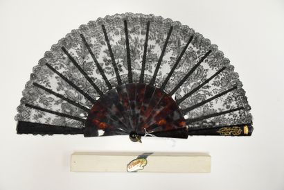 Lace roses, France, circa 1880-1890
Folded...