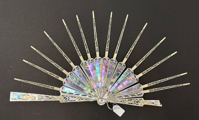 Mother-of-pearl mount, France, circa 1880
Beautiful...