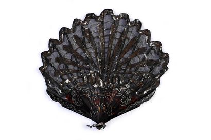Silver shell, France, circa 1900 
Balloon-shaped...