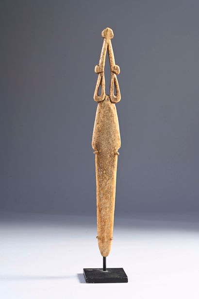 Lime spatula, Aire Massim
Papua New Guinea

Bone...