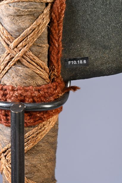 Axe-ostensoir gi okono, Kanak, New Caledonia
Slate...