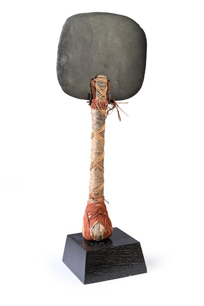 Axe-ostensoir gi okono, Kanak, New Caledonia
Slate...