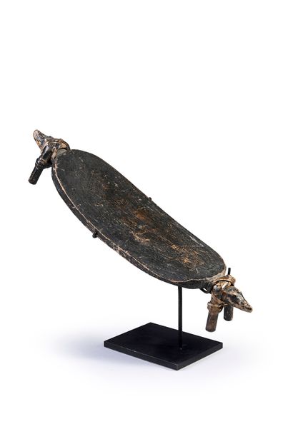Headrest, Iatmul people. Papua New
Guinea
Carved...