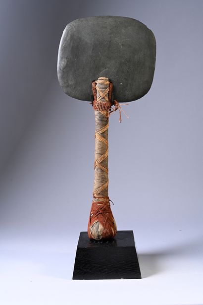 Axe-ostensoir gi okono, Kanak, New Caledonia
Slate...