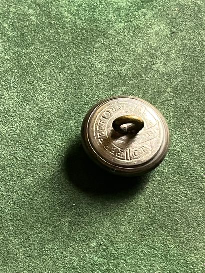BOURG. Bouton de gilet de l’équipage de Montholon...