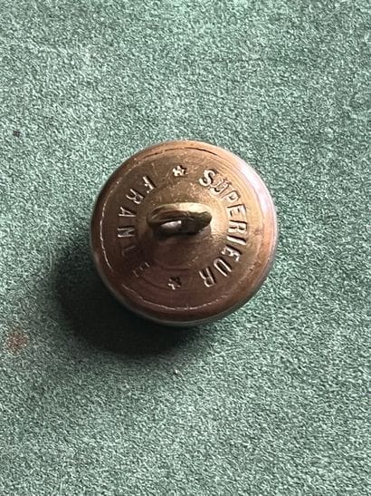 BOURG. Bouton de gilet de l’équipage Siraudin...