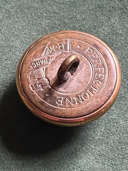 LIM. Bouton de tenue de l’équipage du Puy...