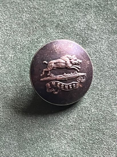 ORL. Bouton de gilet du vautrait de Mesnes...