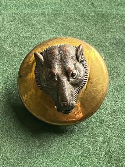 NIE. Bouton de tenue du vautrait de Guipy...
